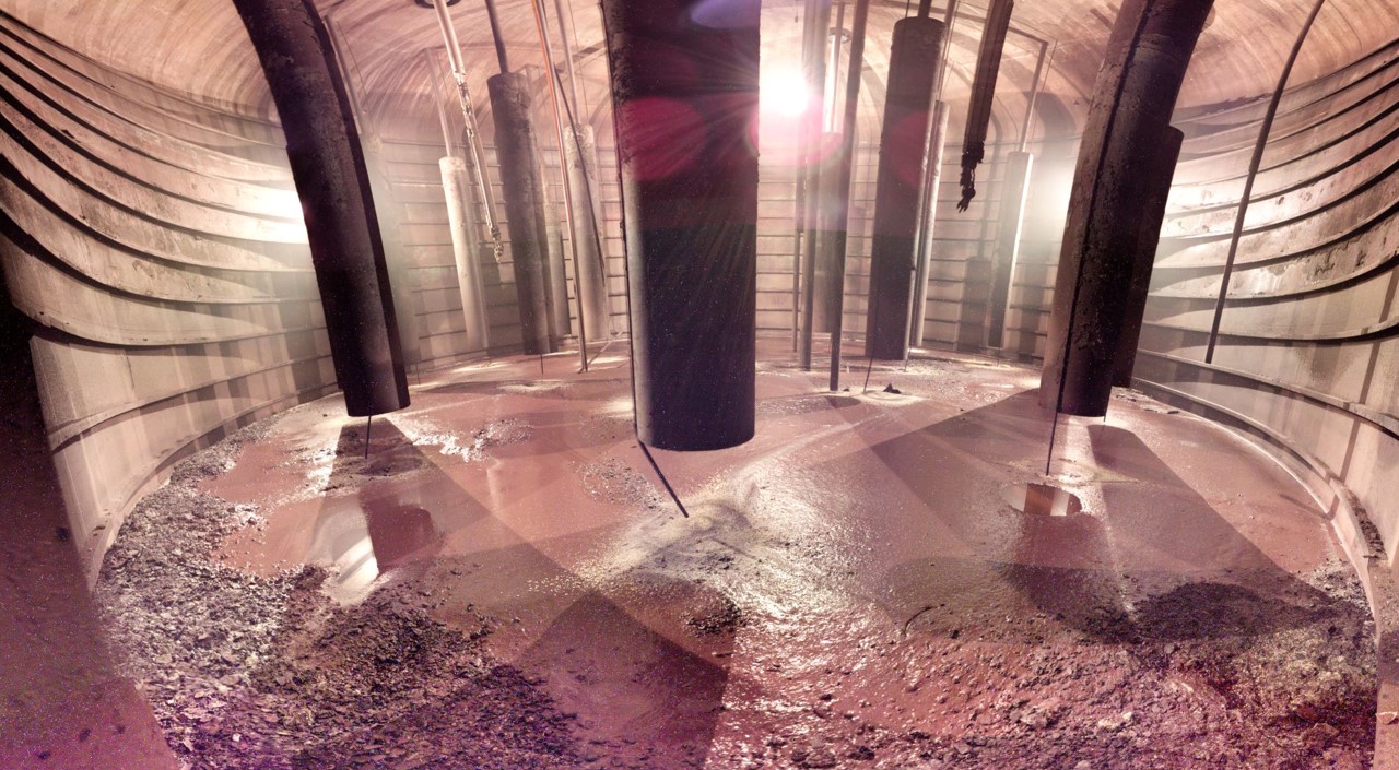 A picture showing the inside of an emptied waste tank. 