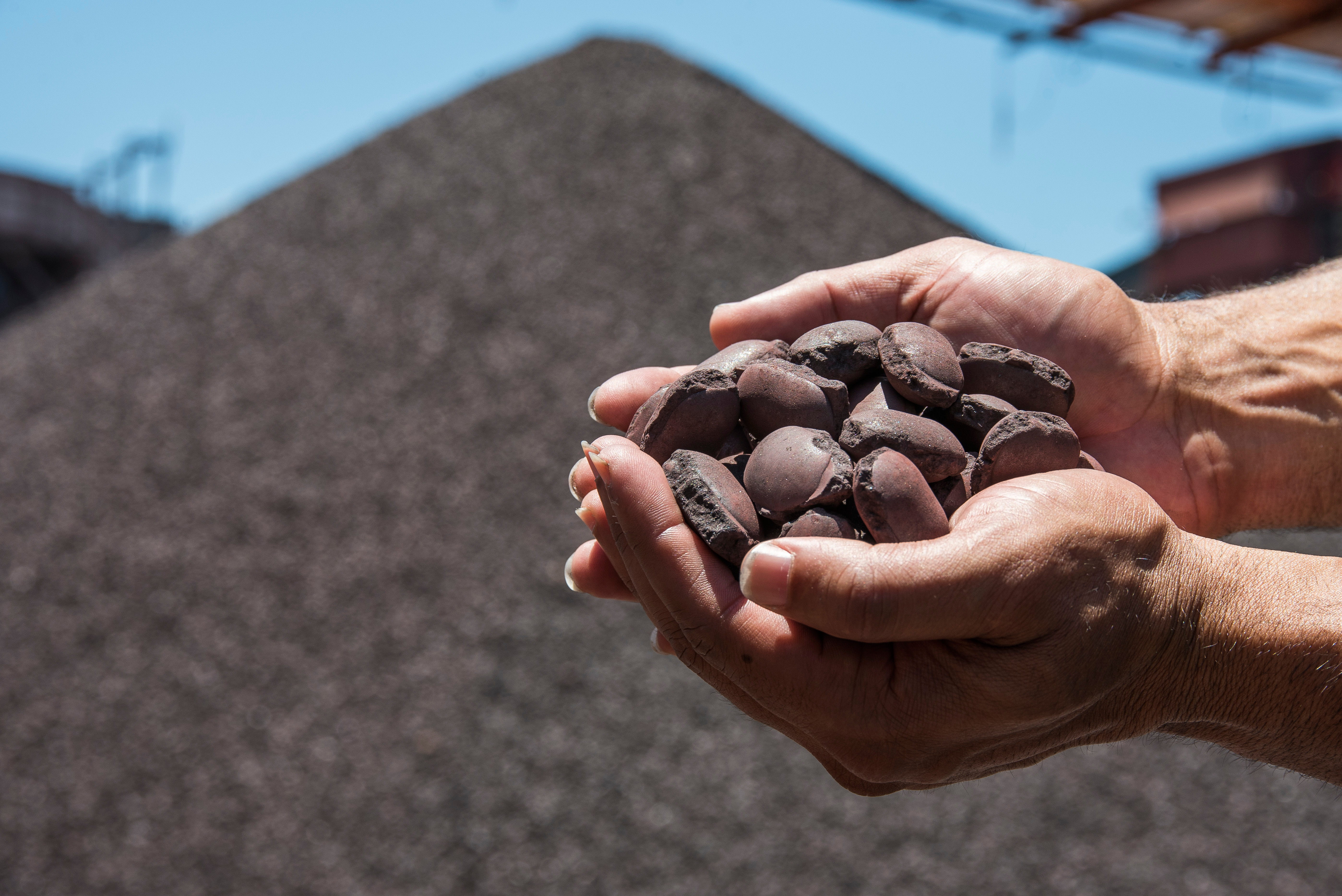 Cold-agglomerated iron ore briquettes