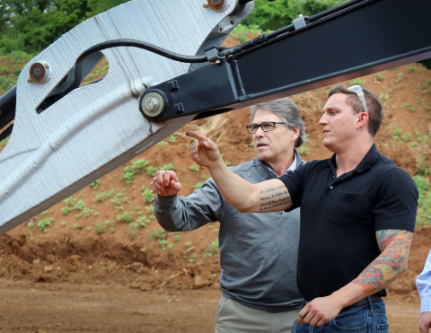 Matt Sallas shows Energy Secretary Rick Perry some of Oak Ridge National Laboratory's work.