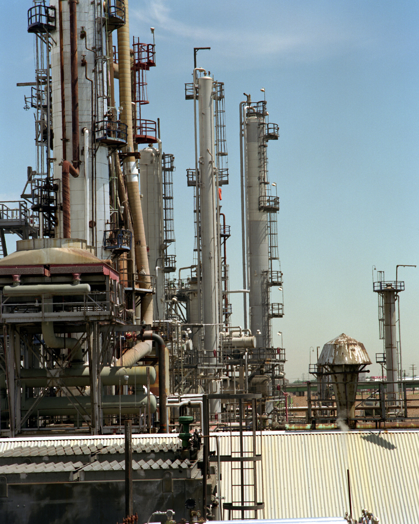 A refinery where hydrogen is produced via natural gas reforming