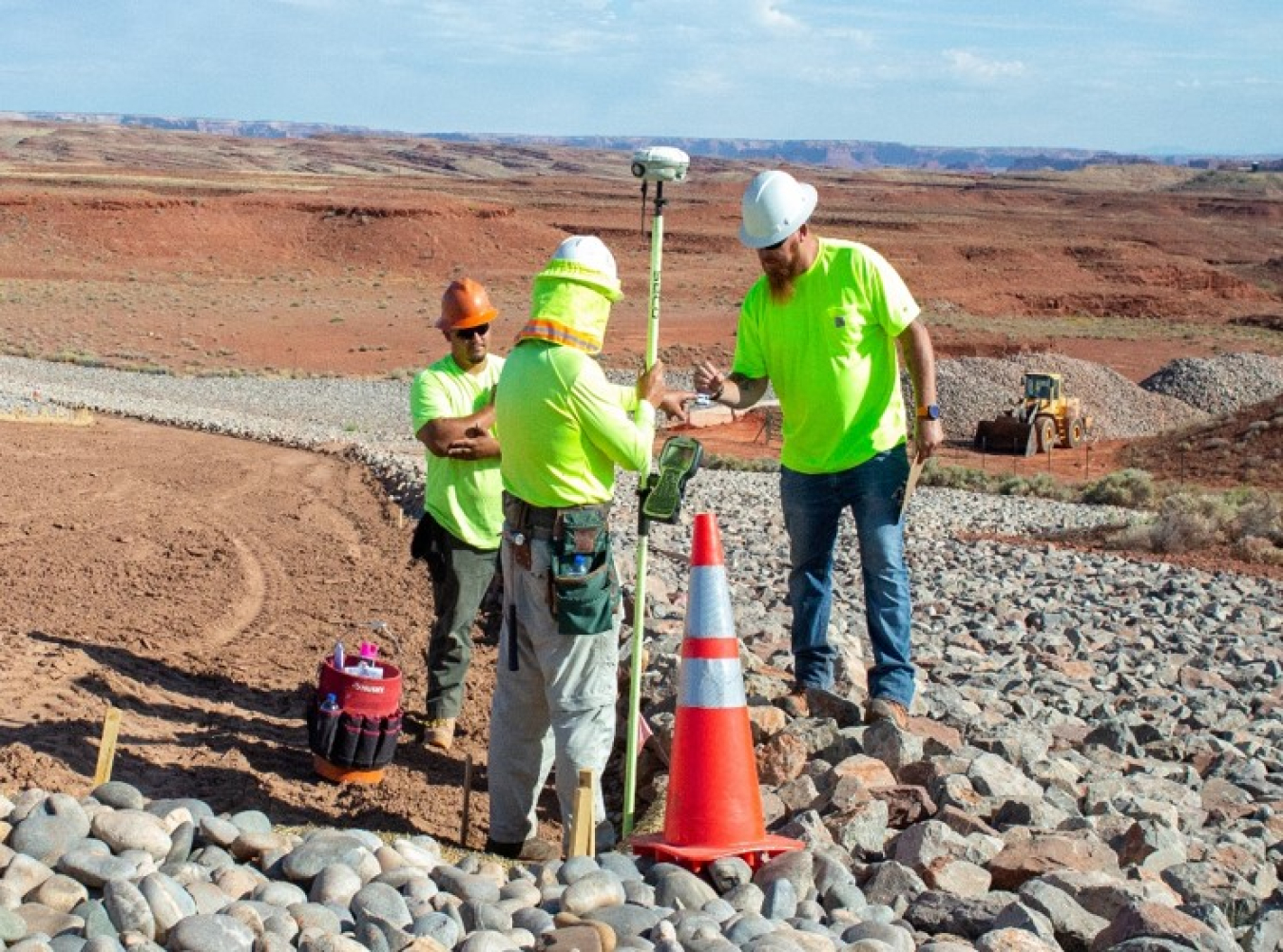 An industrial hygienist monitors workers during LM’s Mexican Hat interim cover protection project for signs and symptoms of heat stress. 