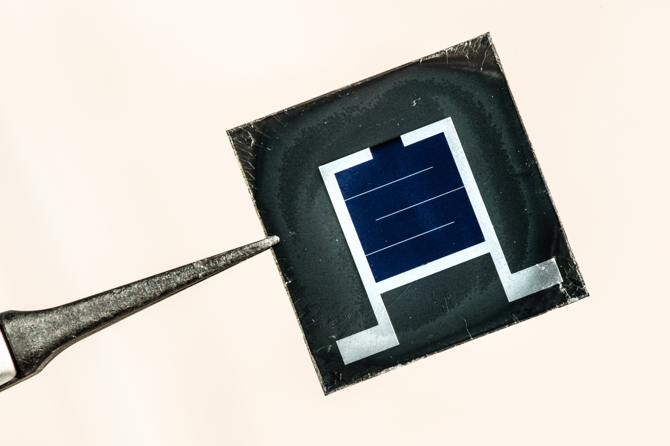 A silicon and perovskite tandem photovoltaic cell