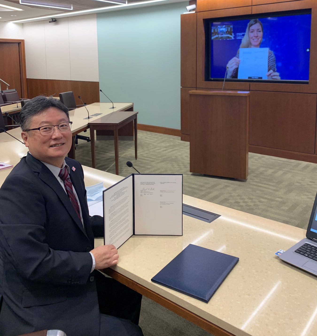 Dr. Brent Park, NNSA’s Deputy Administrator for Defense Nuclear Nonproliferation and Shannon Quinn, Vice-President of Science, Technology, and Commercial Oversight for Atomic Energy of Canada Limited, show the signed agreement.