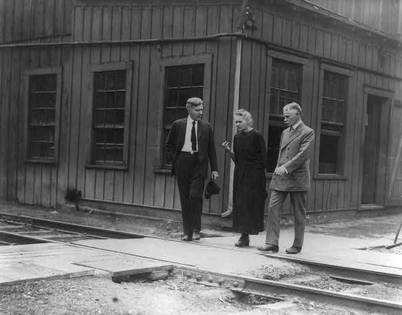 Marie Curie (center) tours the Standard Chemical plant in Canonsburg, Pennsylvania, with plant manager Louis F. Vogt (left) and company president James C. Gray (right).