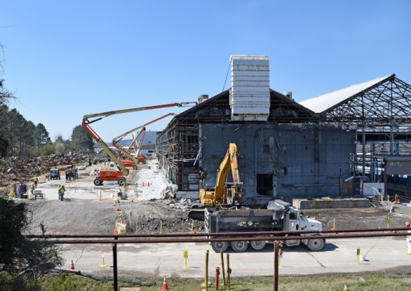 At Oak Ridge, the K-1037 Barrier Production Facility was the largest remaining structure at the East Tennessee Technology Park after five uranium enrichment buildings were taken down there. Finishing this demolition project was a key step toward achieving the site’s Vision 2020.