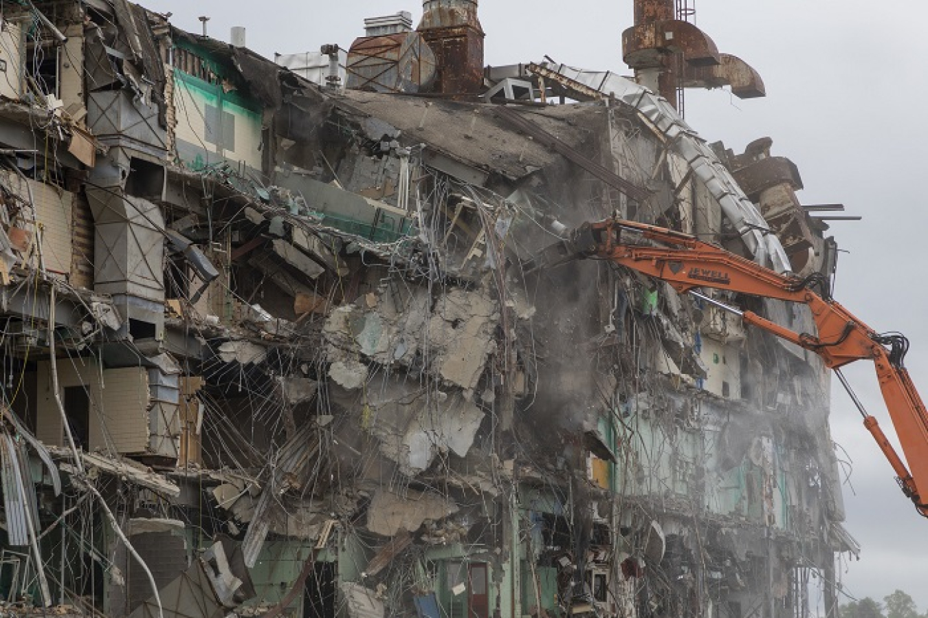 EM crews began demolishing Building 9207 in March. Standing six stories and spanning 255,000 square feet, it was the largest and final building standing in the former Biology Complex at Oak Ridge.