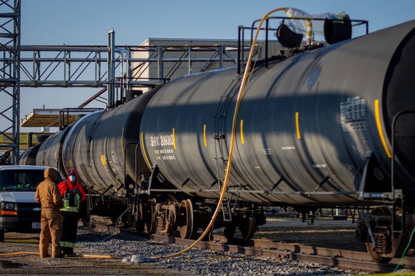 Paducah Site workers monitor progress as oil is drained from the C-531 Switchyard into a railcar for transfer to the Paducah Area Community Reuse Organization. The transfer required the use of nine rail cars containing a total of approximately 210,000 gallons of transformer oil.