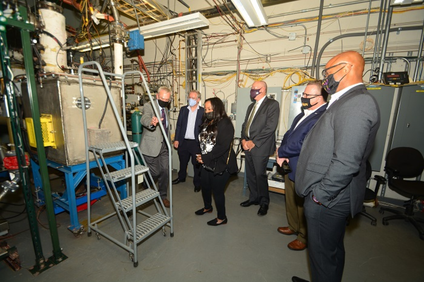 During a recent visit to Catholic University’s Vitreous State Laboratory (VSL) by members of EM leadership, VSL Director and Physics Professor Ian Pegg explains the operation of the DuraMelter Joule Heated Ceramic Melter.