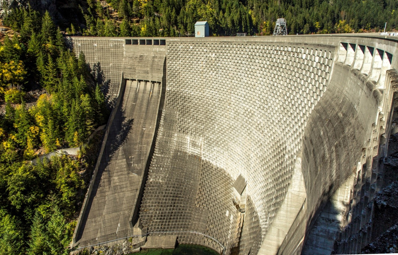 Hydropower dam with greenery surrounding it.