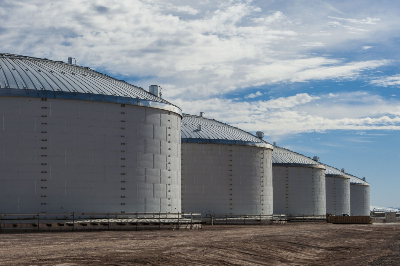 Photo of molten-salt thermal energy storage tanks at Solana CSP plant in Arizona