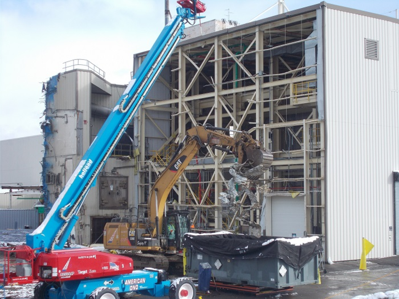 EM crews take down the Load-In Facility at the West Valley Demonstration Project. The demolition is scheduled for completion early next year.