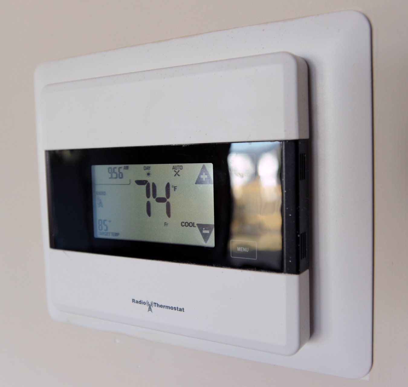 Picture of a thermostat on a wall