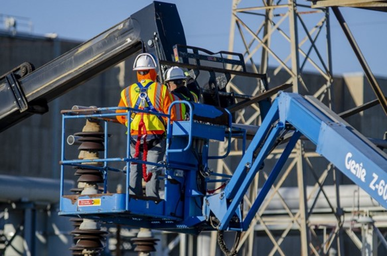 Four Rivers Nuclear Partnership workers recently began removing C-537 Switchyard insulators and steel and aluminum covers for recycling.