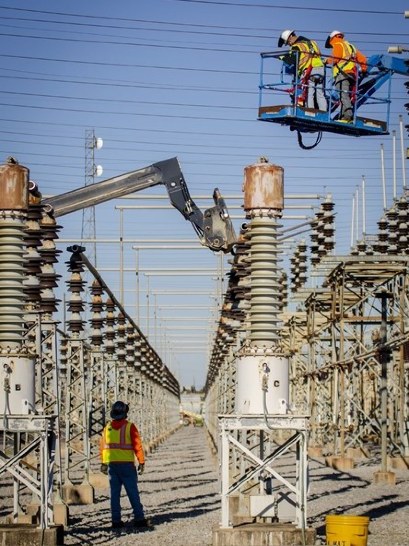 Workers for Paducah Site deactivation and remediation contractor Four Rivers Nuclear Partnership recently started dismantling part of EM’s C-537 Switchyard. 