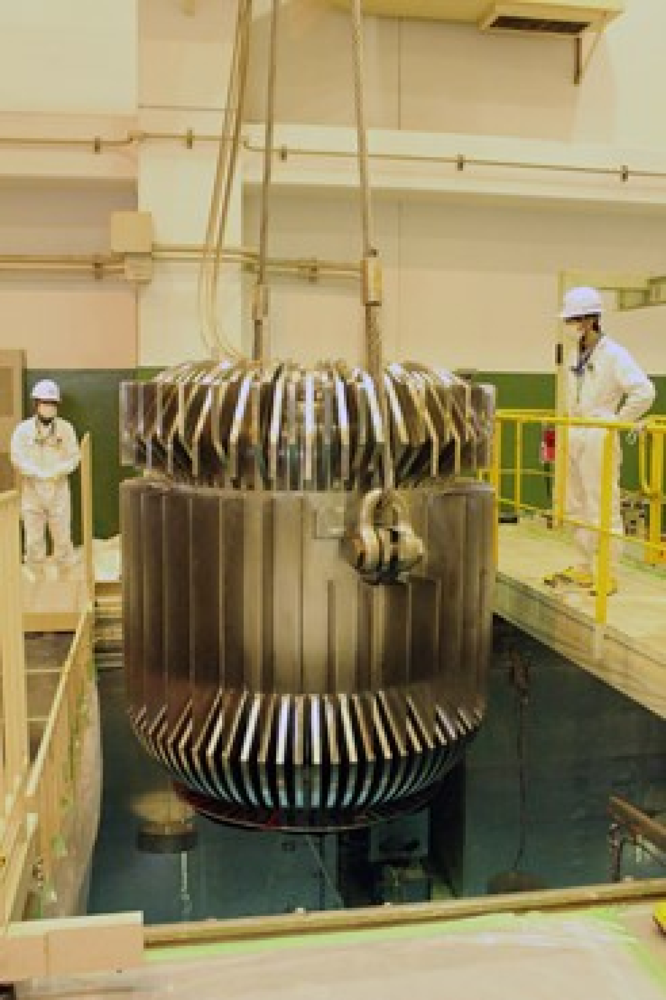 Japan Atomic Energy Agency lifting the transport cask from the spent fuel pond at the Japan Research Reactor-4 Credit: Japan Atomic Energy Agency