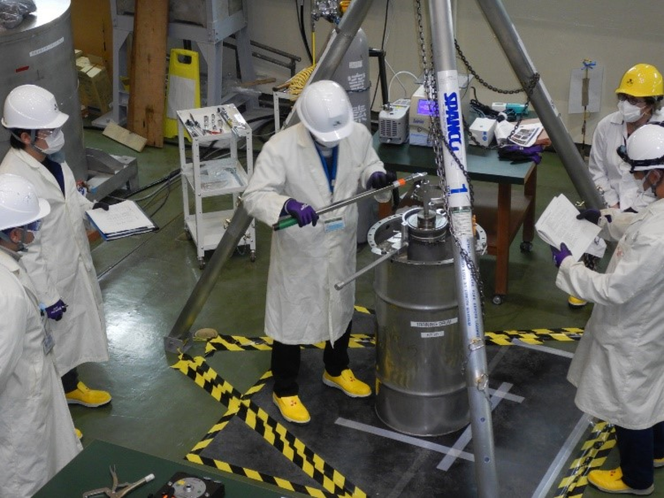 In cooperation with Savannah River National Laboratory, University of Tokyo technical experts practice procedures for highly enriched uranium packaging at the Yayoi research reactor Credit: University of Tokyo