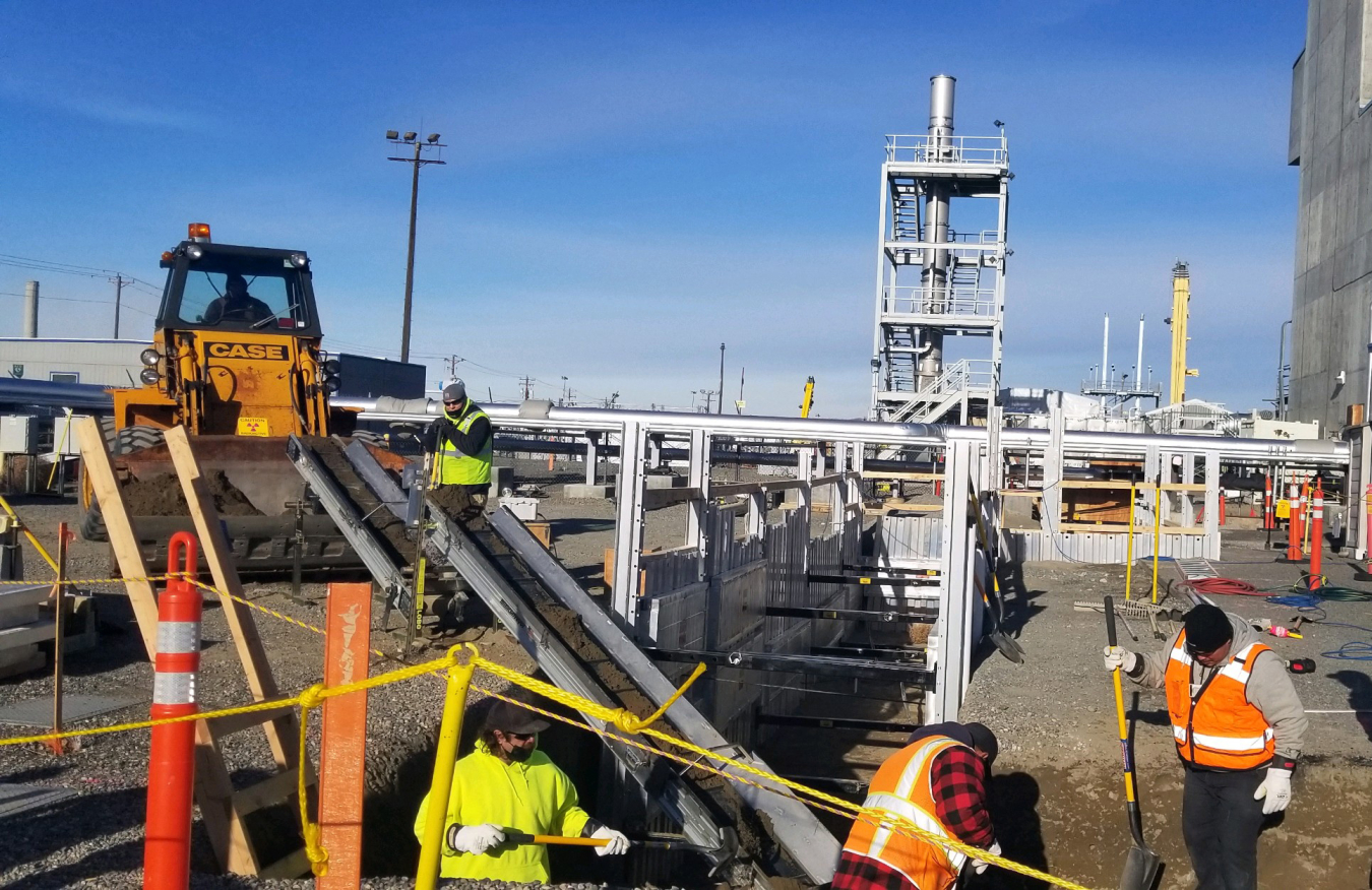 A shoring system and innovative conveyor belt system used to move soil out of trenches helped protect workers manually digging the trenches to replace waste transfer lines on the Hanford Site earlier this year. 