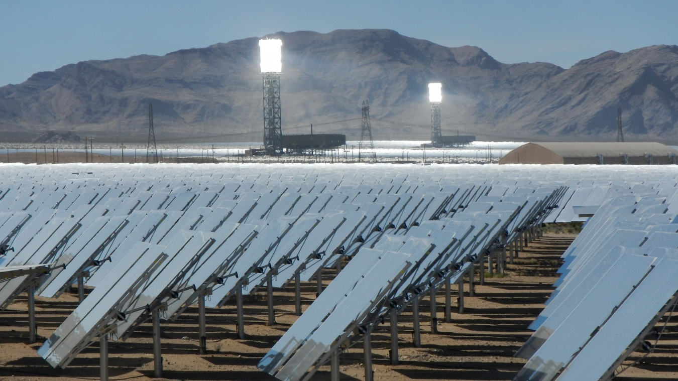 Giant mirrors reflect light onto a tower at the Ivanpah CSP plant in California.