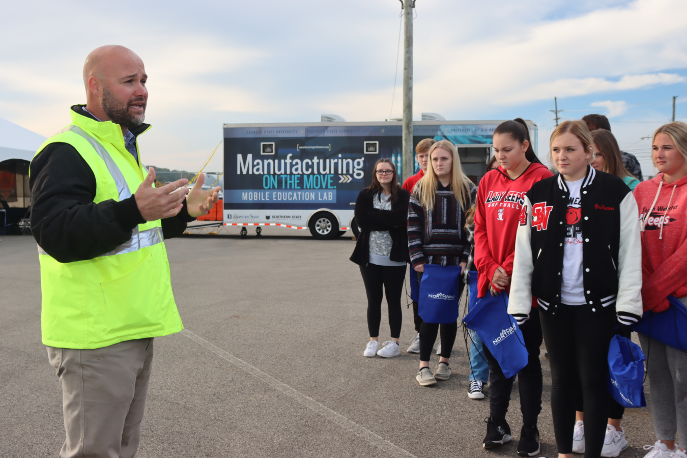 EM Portsmouth Site Lead Jeremy Davis talks with students during EM’s Science Alliance at the Portsmouth Site.