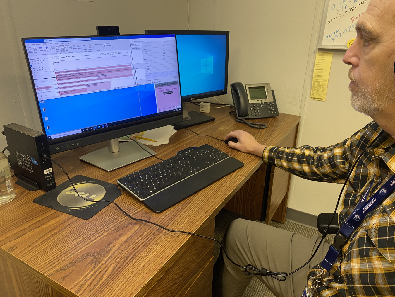 Hanford Mission Integrations Solutions Vice President of Information Management Services Todd Eckman shows how a pop-up window can now be pushed out to Hanford Site computers to alert workers to network issues.