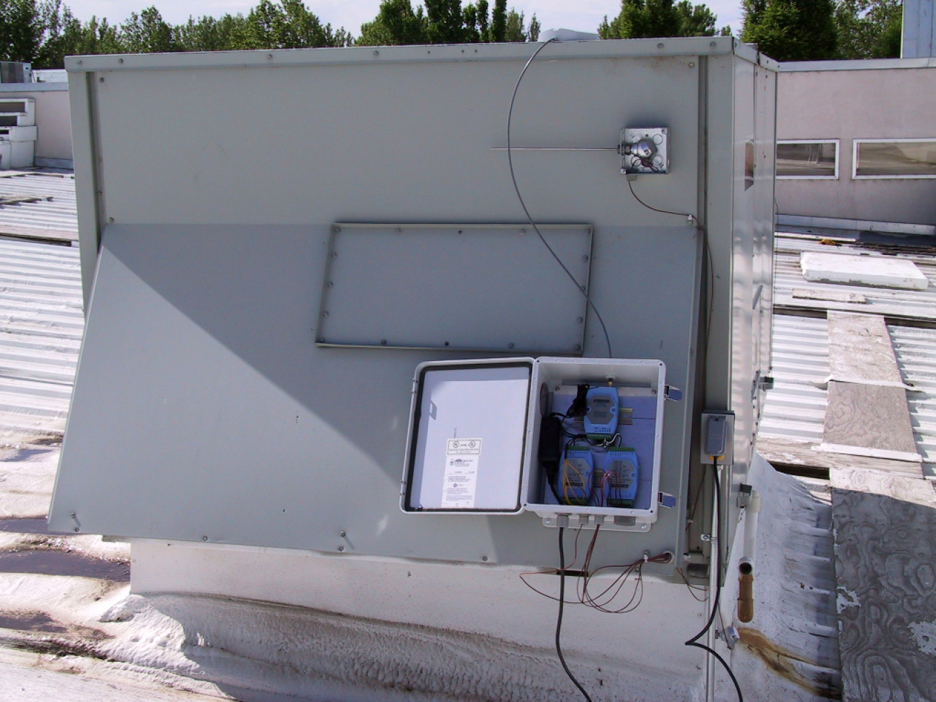 Rooftop HVAC unit with wireless monitoring equipment