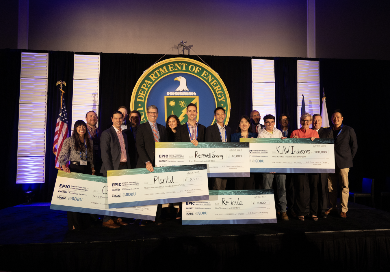 EPIC Pitch Competition winners, other competitors, and event organizers alongside Secretary of Energy Jennifer M. Granholm and Officer and Director of OTT Dr. Vanessa Z. Chan on the stage in New Orleans, Louisiana. Photo by Leo Boczar