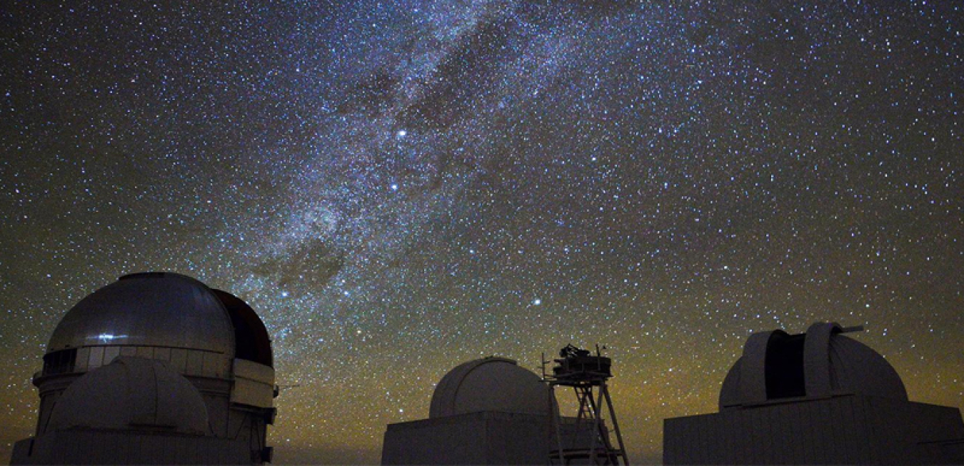 A starry sky above buildings.