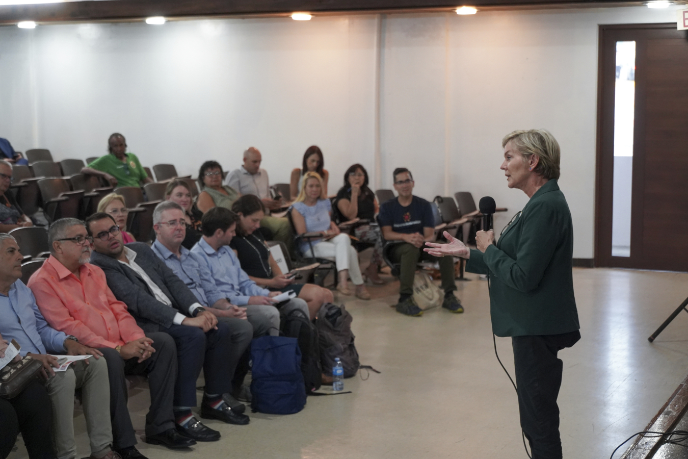 La Secretaria Granholm habla con residentes de Arecibo.