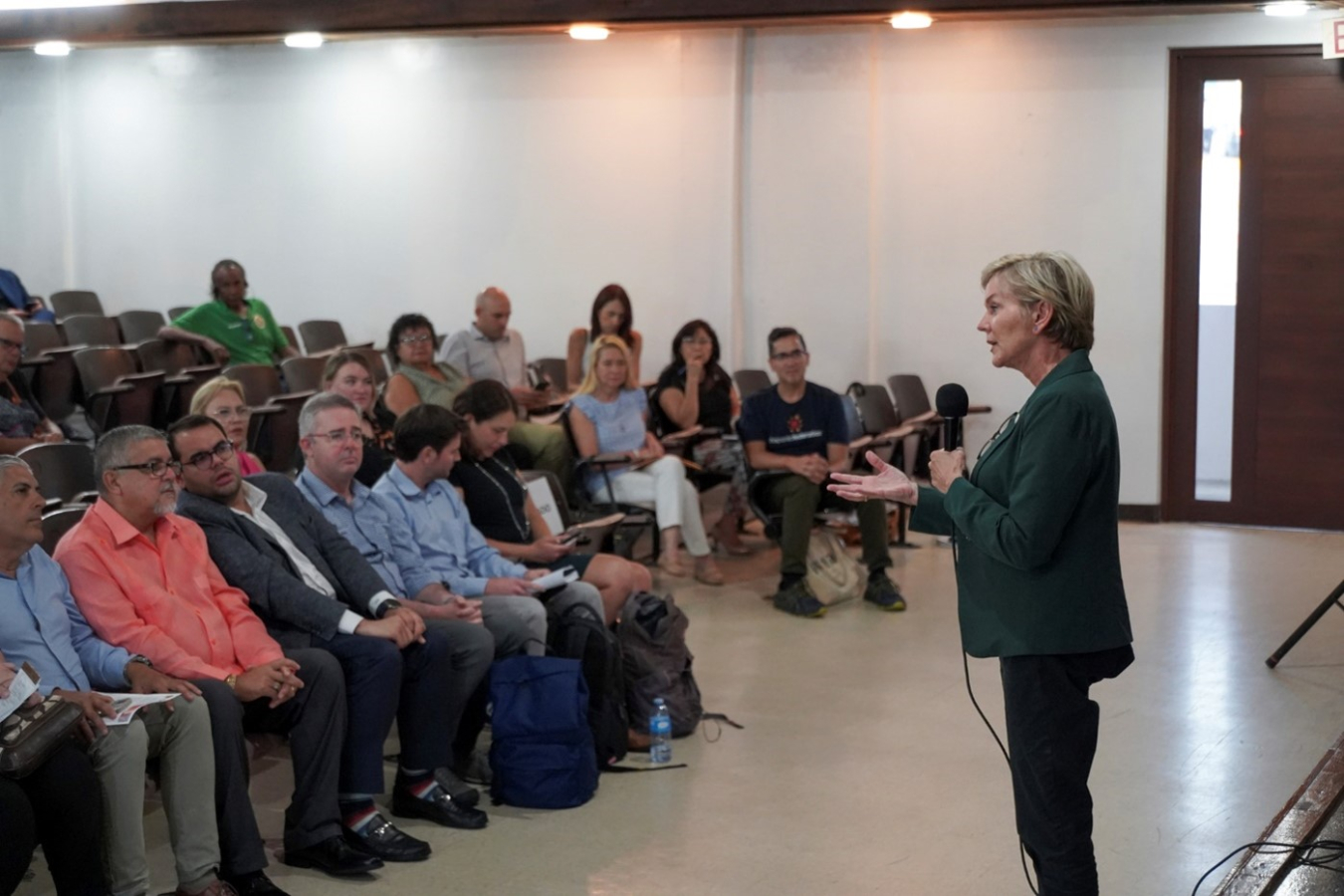 La Secretaria Granholm en un foro comunitario en Arecibo, Puerto Rico, la semana pasada.