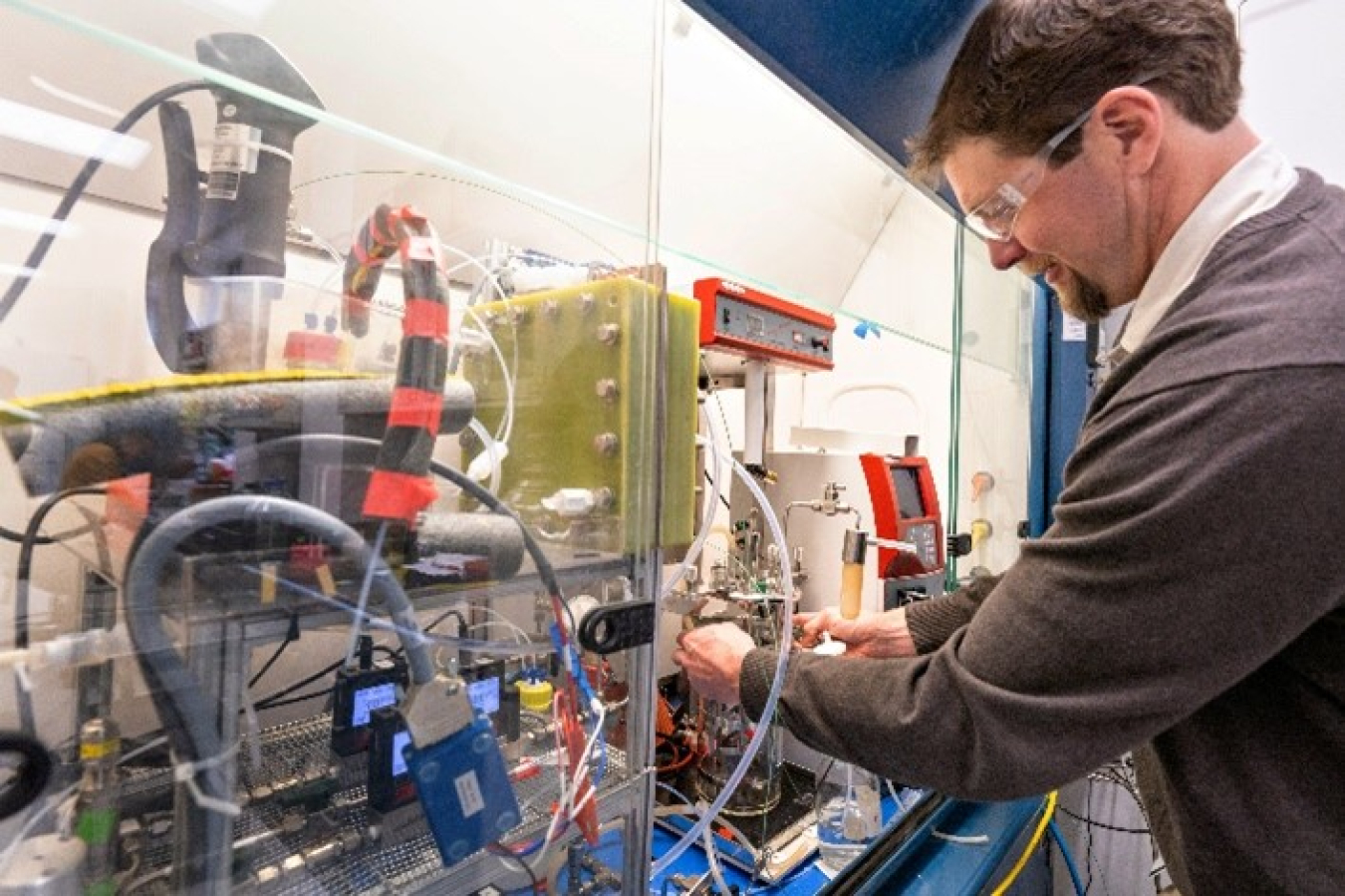 Improving Electrolyzers in the Lab—NREL scientist and CO2RUe Principal Investigator Michael Resch works with a bench-scale CO2 electrolyzer at the National Renewable Energy Laboratory.