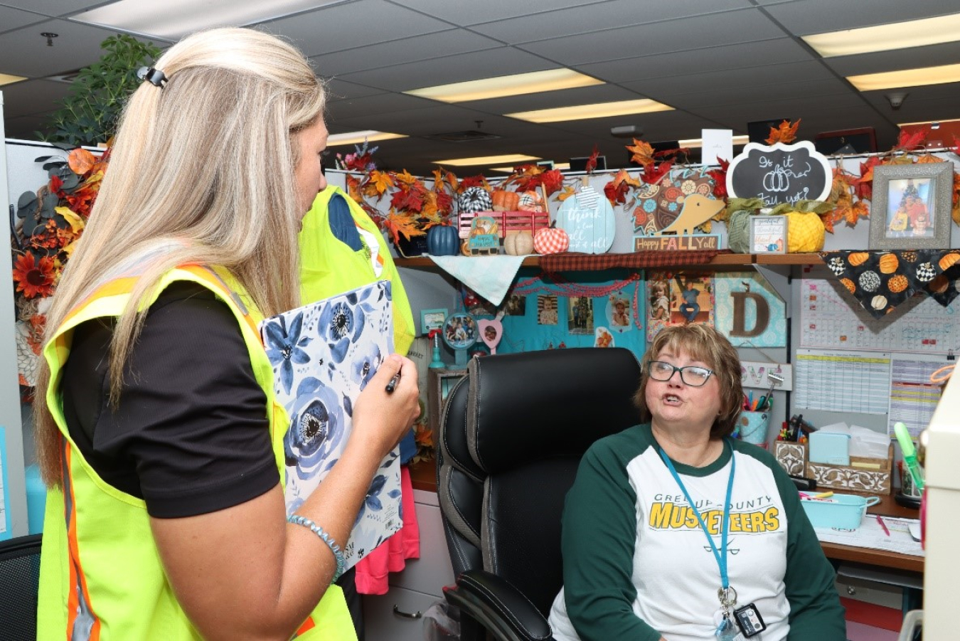 A stretch and flex expert speaks with an employee from the Portsmouth Site.