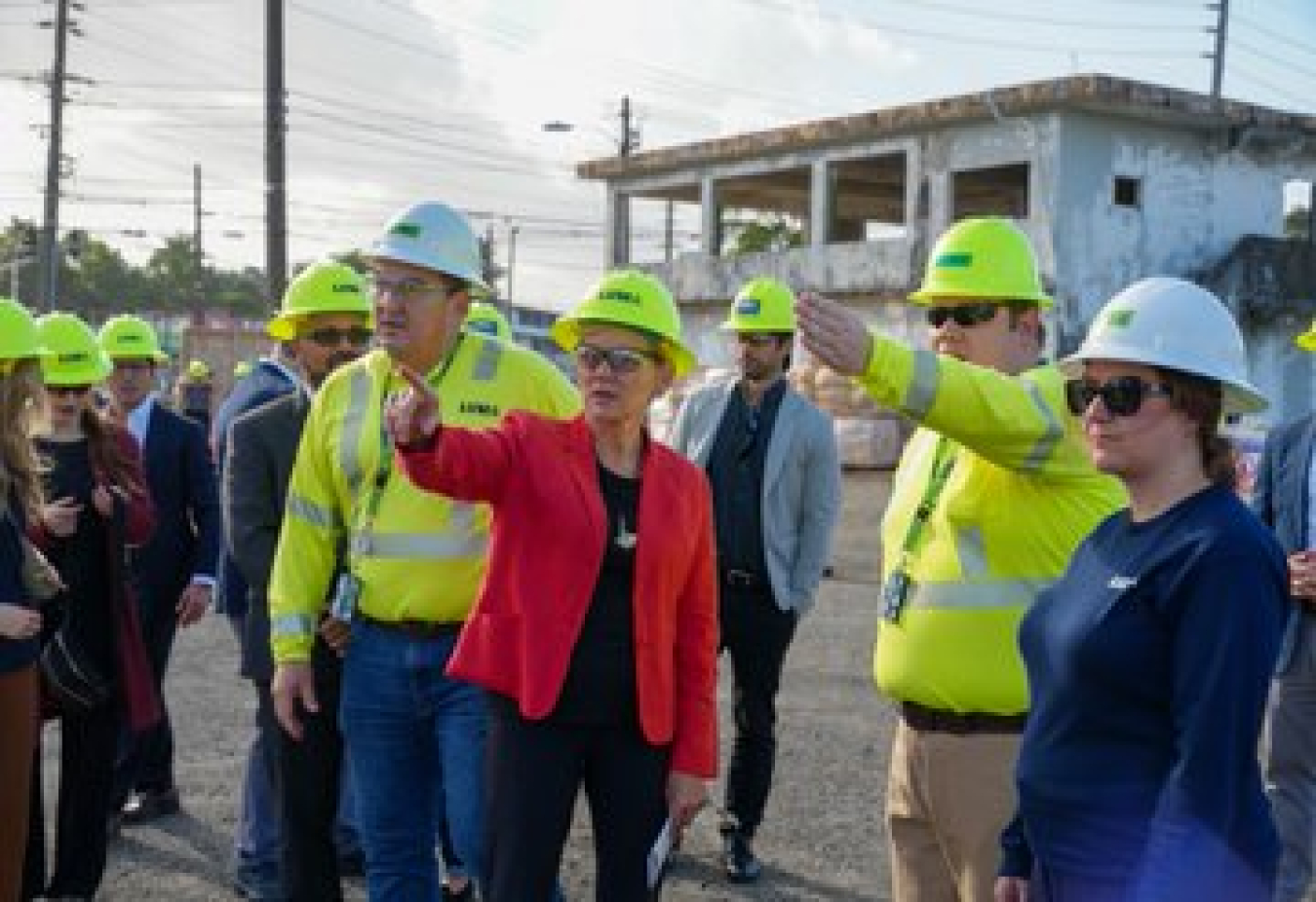 La secretaria Granholm, junto a representantes de LUMA Energy, visita una subestación en proceso de reparación con fondos de FEMA en Puerto Rico.