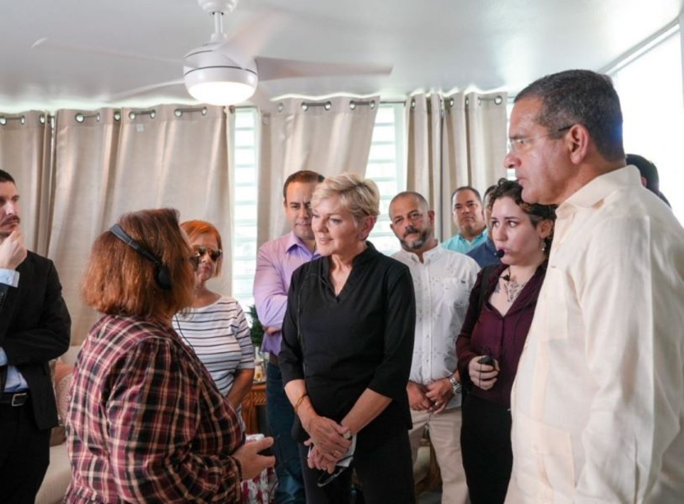 La secretaria Granholm visita la casa de Norma en Bayamón, Puerto Rico, para hablar del impacto que le ha brindado la energía solar residencial.