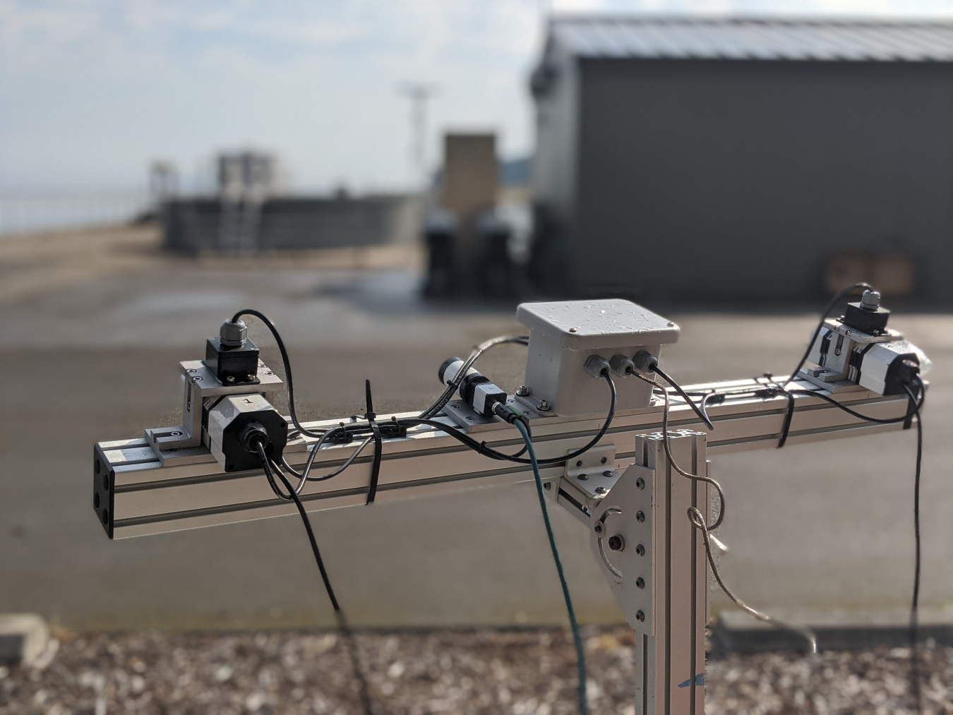 Close-up on a machine made up of bars, wires, and cameras. 