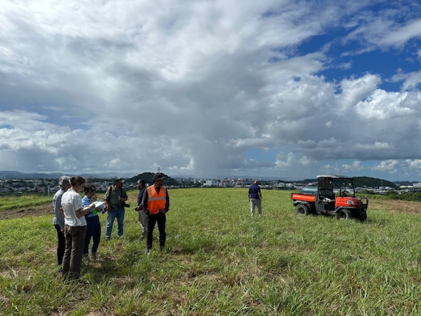 Investigadores de NREL visitan un vertedero cerrado en Puerto Rico.