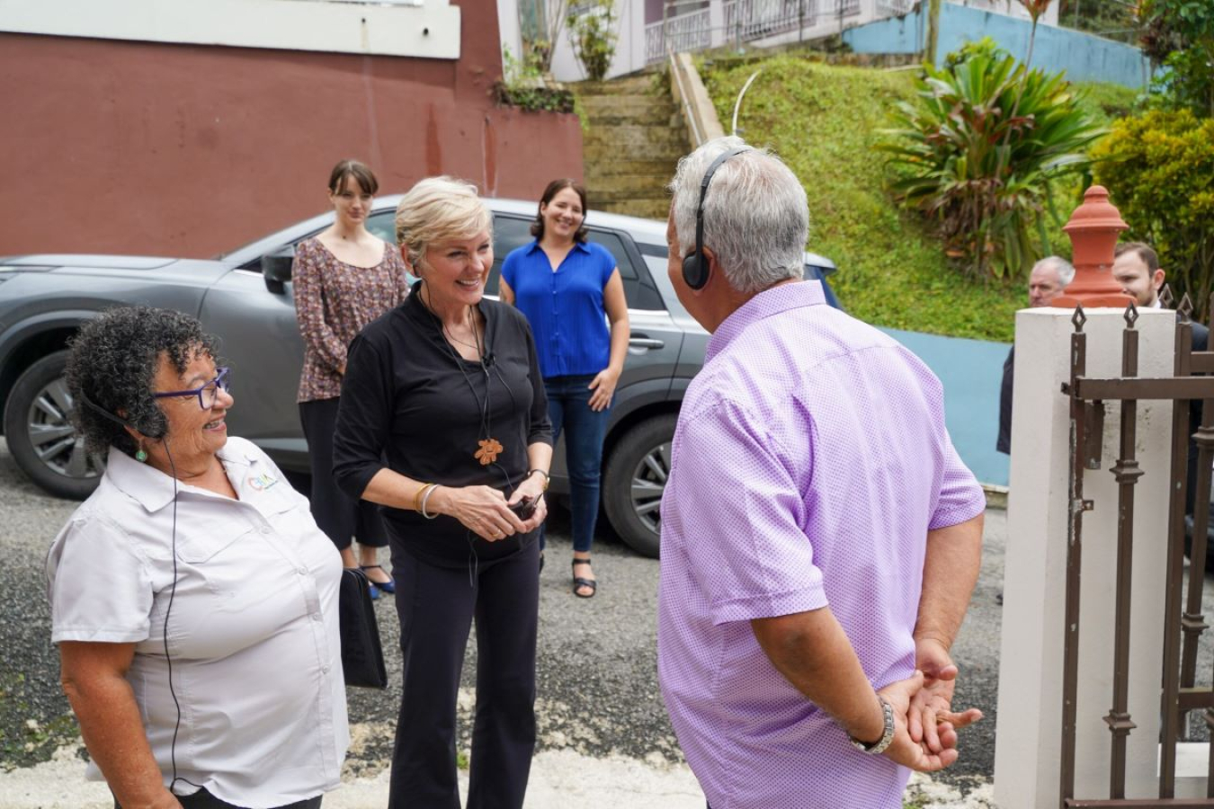 La Secretaria Granholm llega a la vivienda en Jayuya junto con representantes de la Cooperativa Hidroeléctrica de la Montaña para conversar sobre la elegibilidad de los propietarios del hogar para el Programa Acceso Solar en febrero de 2024.