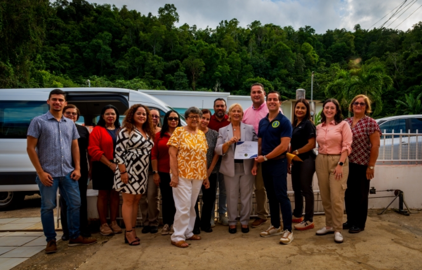 DOE presents a certificate of achievement to the Corporación Desarrollo Económico Vivienda y Salud, a Solar Ambassador for the Programa Acceso Solar.