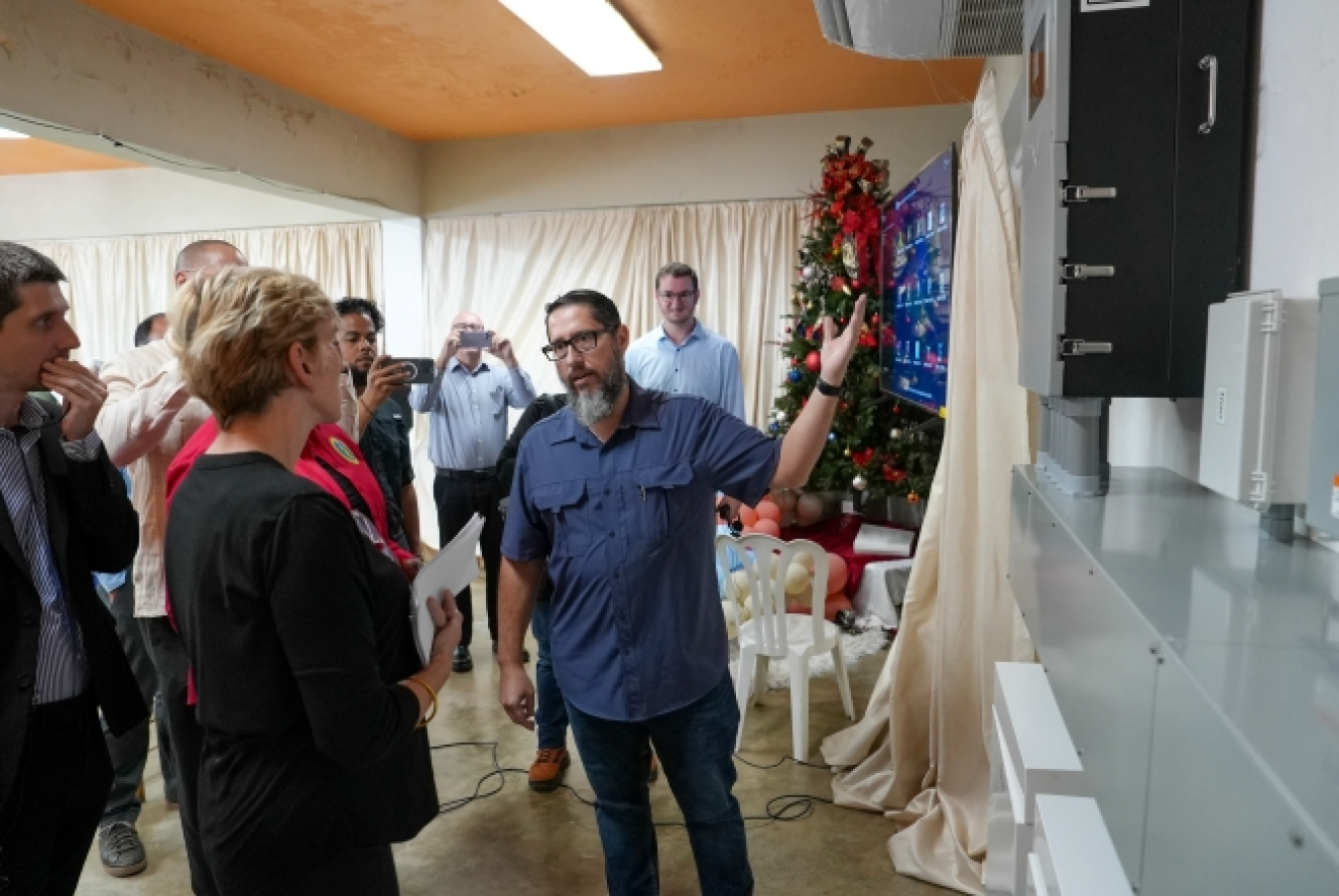 La Secretaria Granholm visitó un centro de resiliencia en Yabucoa, financiado por la Oficina de Justicia y Equidad Energética del DOE.