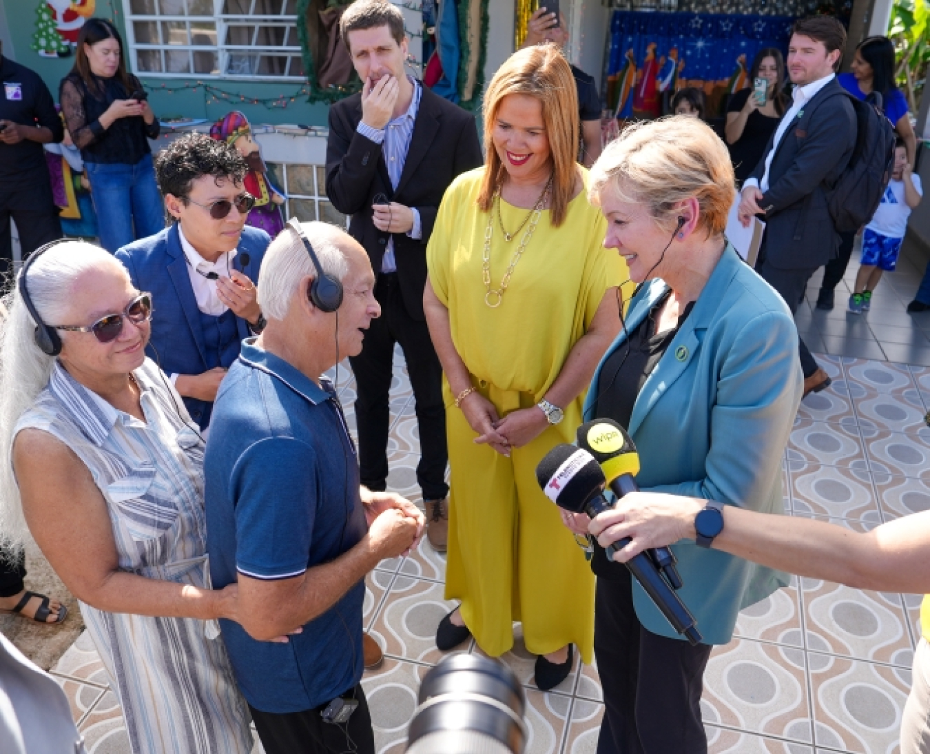 In Canóvanas, Secretary Granholm meets a homeowner who recently received a solar and battery storage installation through DOE’s Programa Acceso Solar.